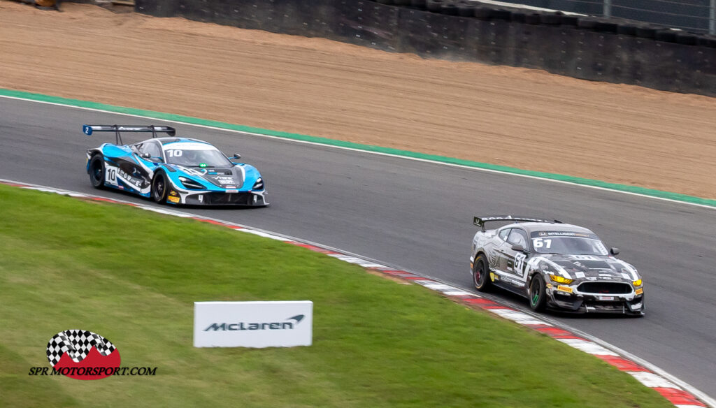 Academy Motorsport, Ford Mustang GT4 (61) / 2 Seas Motorsport, McLaren 720S GT3 (10).