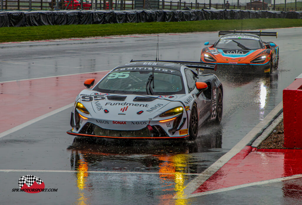 Race Lab, McLaren Artura GT4 (95) / Optimum Motorsport, McLaren 720S GT3 Evo (27).