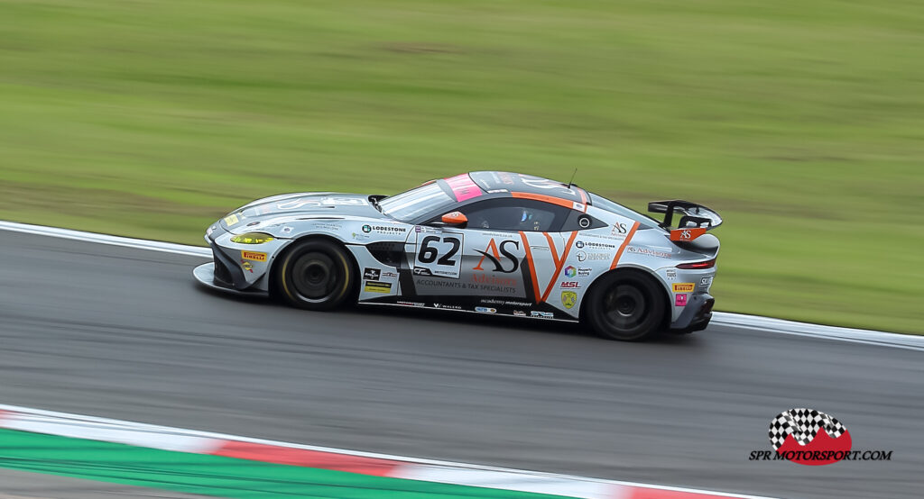 Academy Motorsport, Aston Martin V8 Vantage GT4.