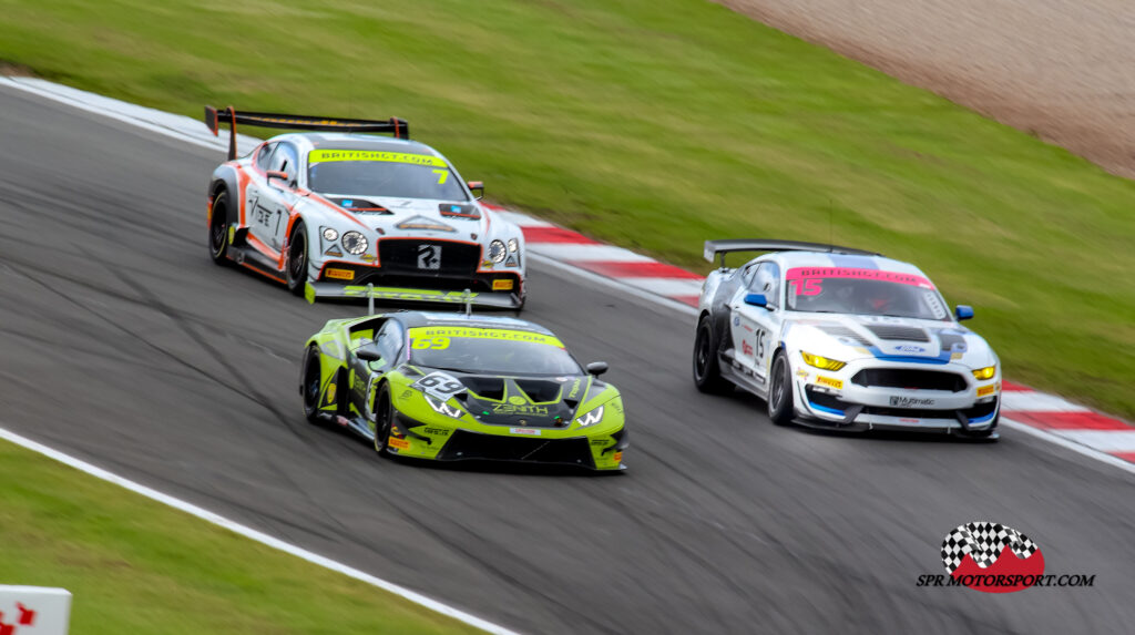 Barwell Motorsport, Lamborghini Huracán GT3 Evo (69) / Multimatic Motorsports Europe, Ford Mustang GT4 (15) / Team Parker Racing, Bentley Continental GT3 (7).