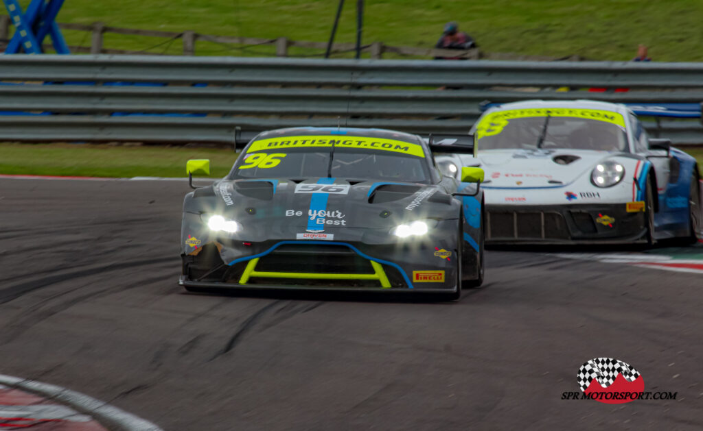 Optimum Motorsport, Aston Martin Vantage AMR GT3 (96) / G-Cat Racing, Porsche 911 GT3 R (33).