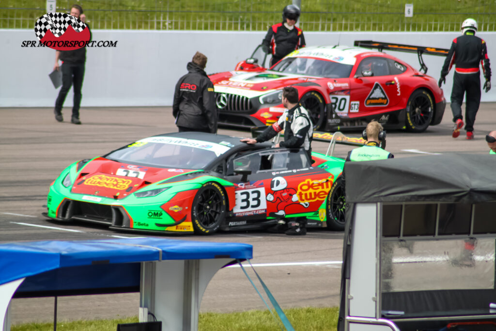 Barwell Motorsport, Lamborghini Huracán GT3 (33). / AmDtuning.com with Cobra Exhausts, Mercedes-AMG GT3 (30).