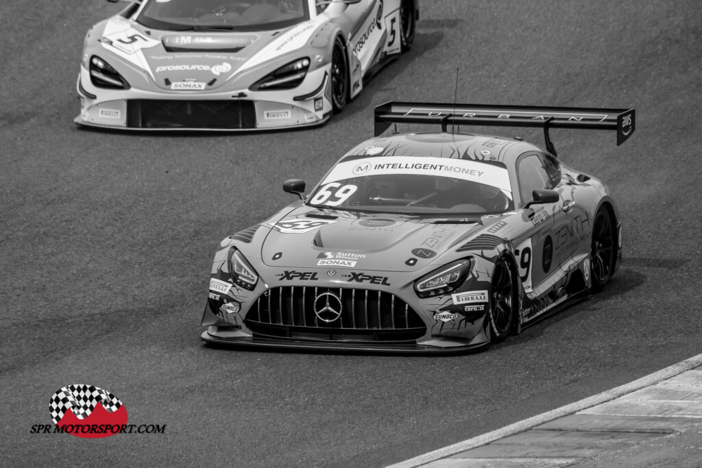 RAM Racing, Mercedes-AMG GT3 (69) / Balfe Motorsport, McLaren 720S GT3 (5).