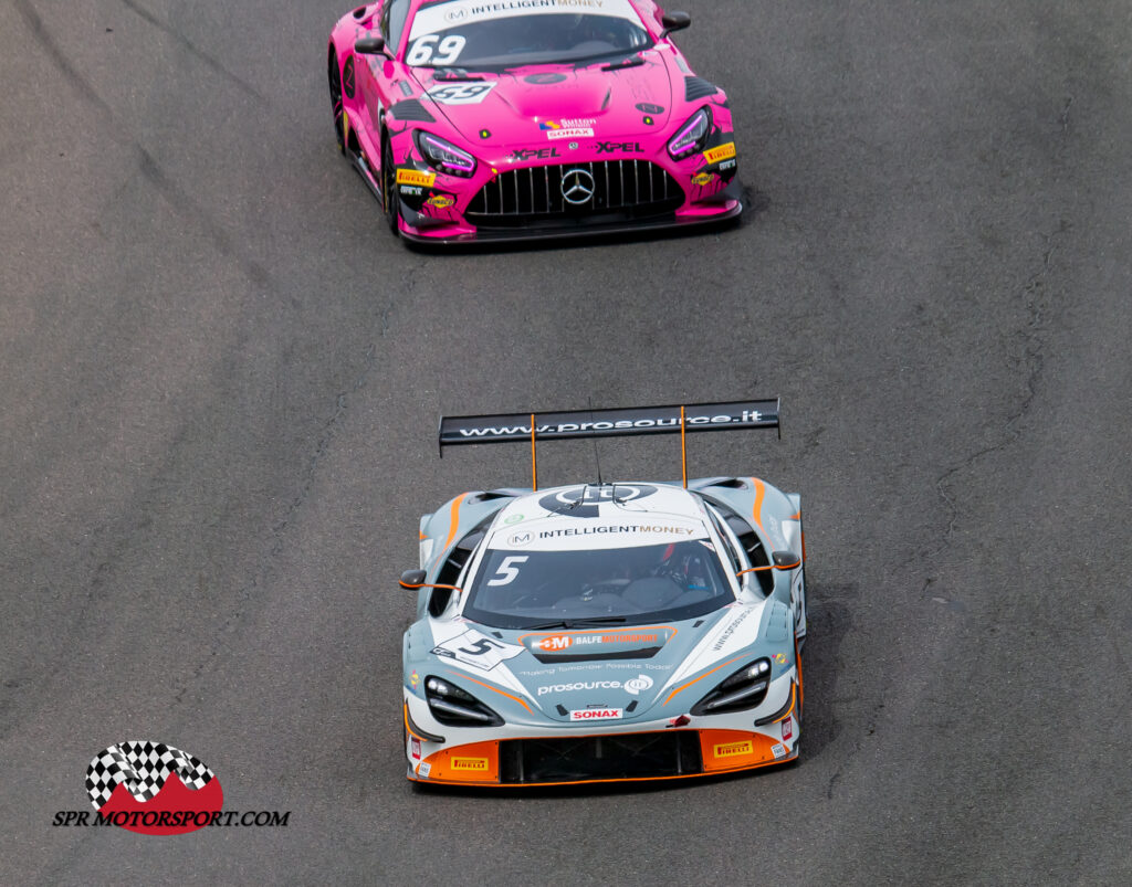 Balfe Motorsport, McLaren 720S GT3 (5) / RAM Racing, Mercedes-AMG GT3 (69).