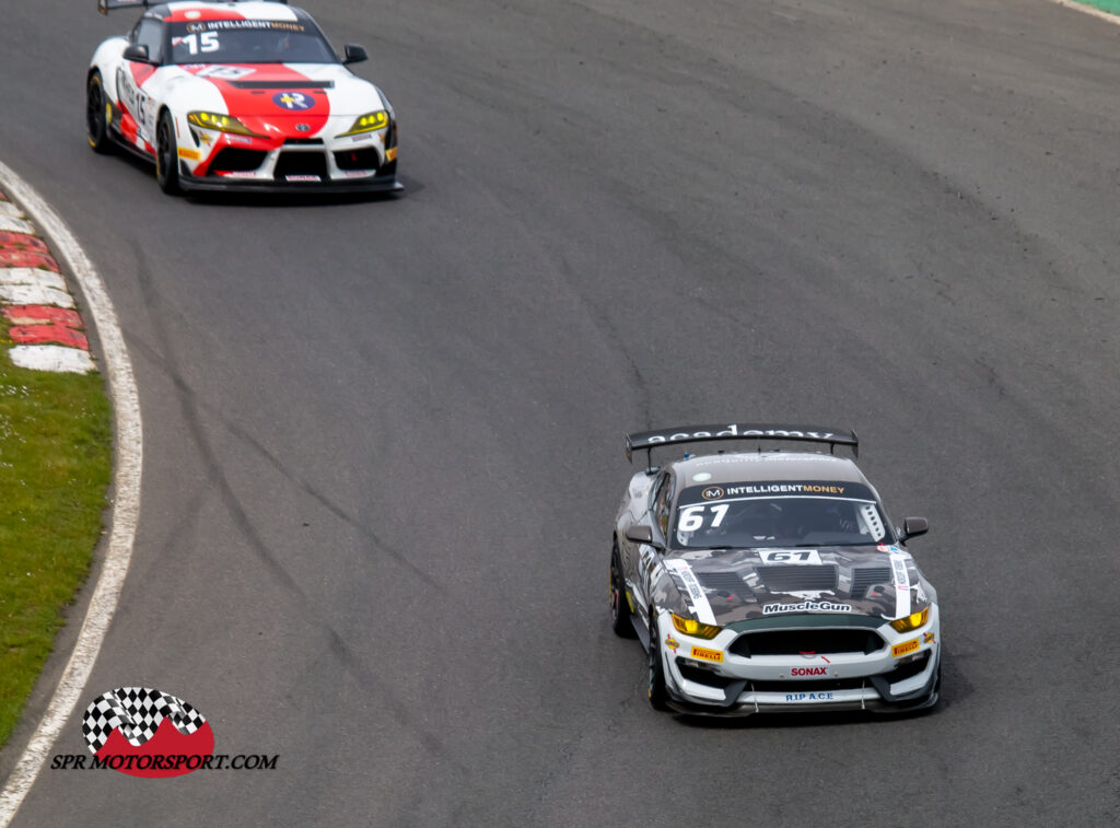 Academy Motorsport, Ford Mustang GT4 (61) / Toyota Gazoo Racing UK, Toyota GR Supra GT4 (15).