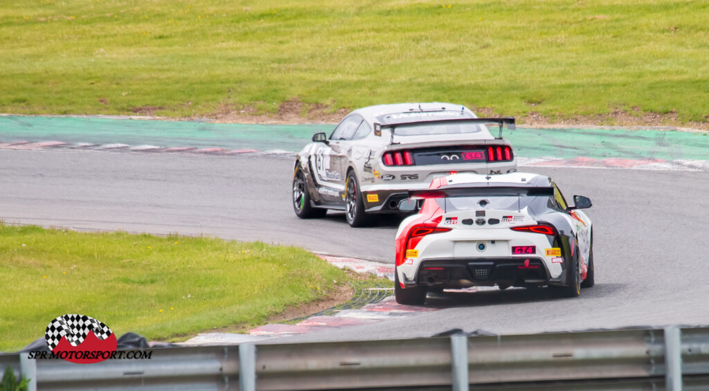 Academy Motorsport, Ford Mustang GT4 (61) / Toyota Gazoo Racing UK, Toyota GR Supra GT4 (15).