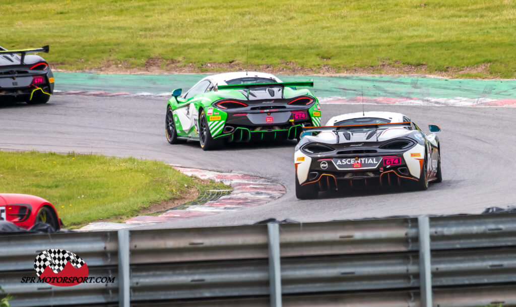 Balfe Motorsport, McLaren 570S GT4 (90) / Fox Motorsport, McLaren 570S GT4 (40).