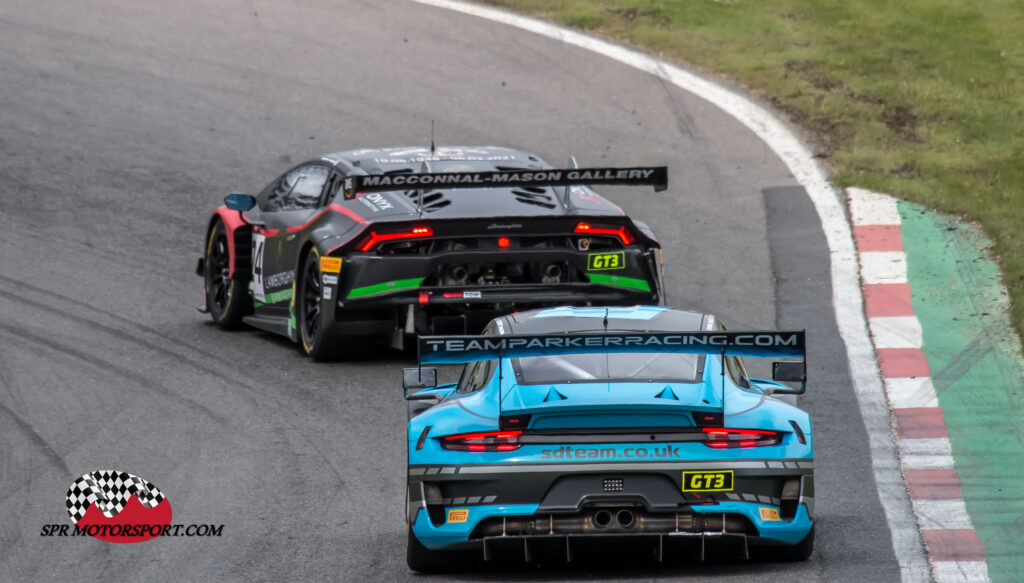 Simon Green Motorsport, Lamborghini Huracan GT3 Evo (24) / Team Parker Racing, Porsche 911 GT3 R (66).