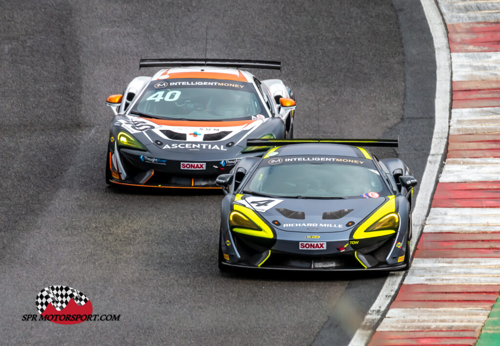 Team Rocket RJN, McLaren 570S GT4 (4) / Fox Motorsport, McLaren 570S GT4 (40).