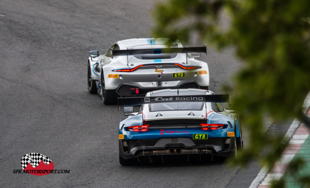 G-Cat Racing, Porsche 911 GT3 R (33) / Ultimate Speed, Aston Martin Vantage AMR GT3 (26).