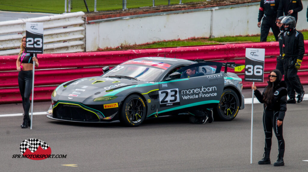 R Racing, Aston Martin Vantage AMR GT4.