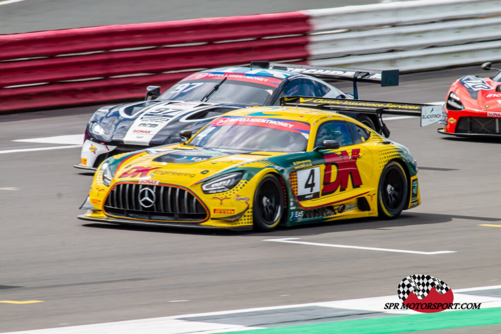 2 Seas Motorsport, Mercedes-AMG GT3 (4) / Beechdean Motorsport Ltd, Aston Martin Vantage AMR GT3 (97).