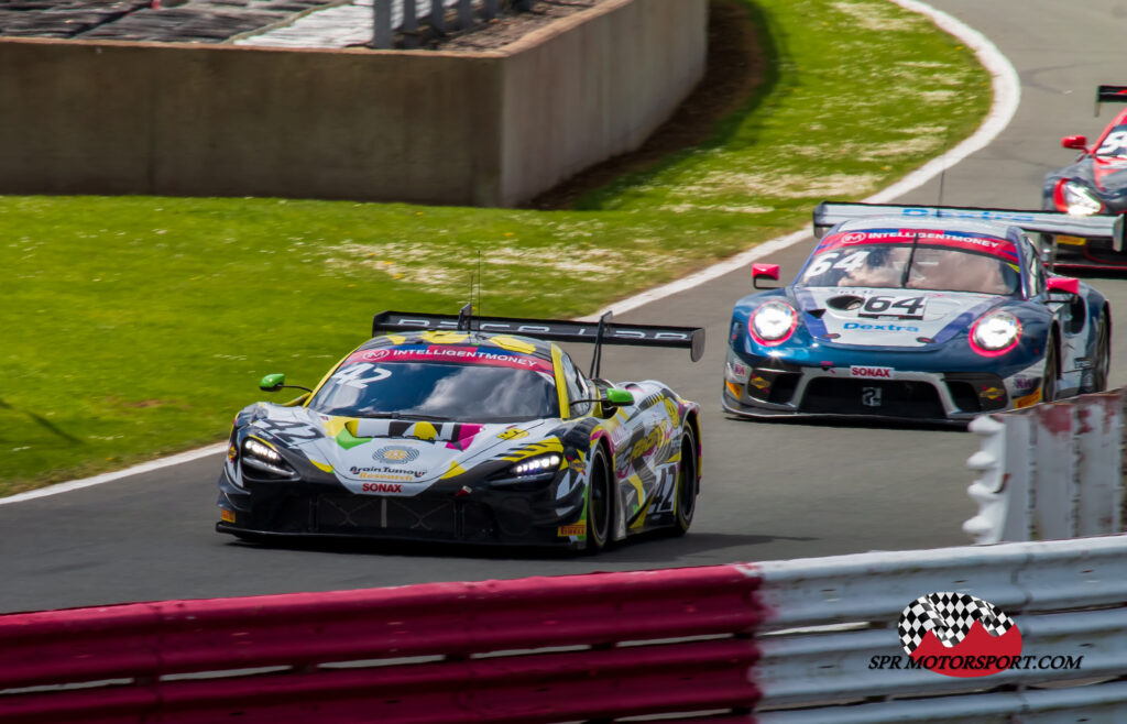 RACE LAB, McLaren 720S GT3 Evo (42) / Team Parker Racing, Porsche 911 GT3 R 991.2 (64).