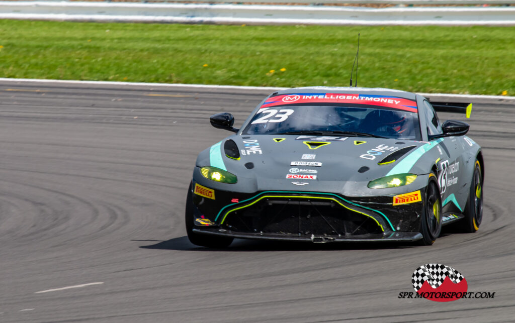 R Racing, Aston Martin Vantage AMR GT4.