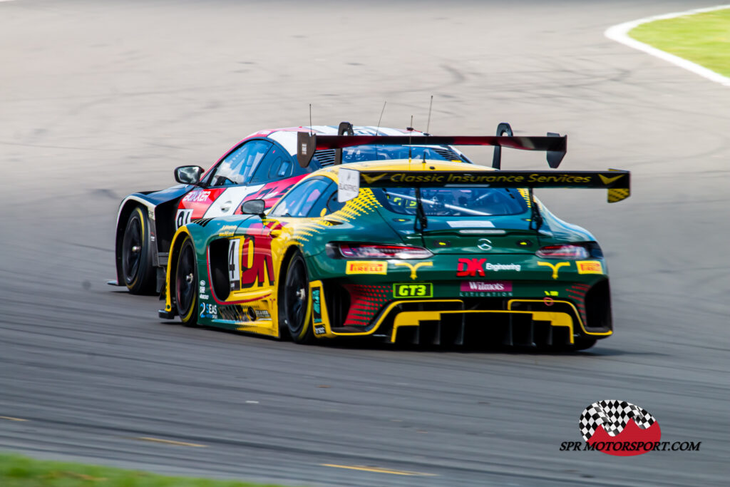 2 Seas Motorsport, Mercedes-AMG GT3 (4) / Century Motorsport, BMW M4 GT3 (91).