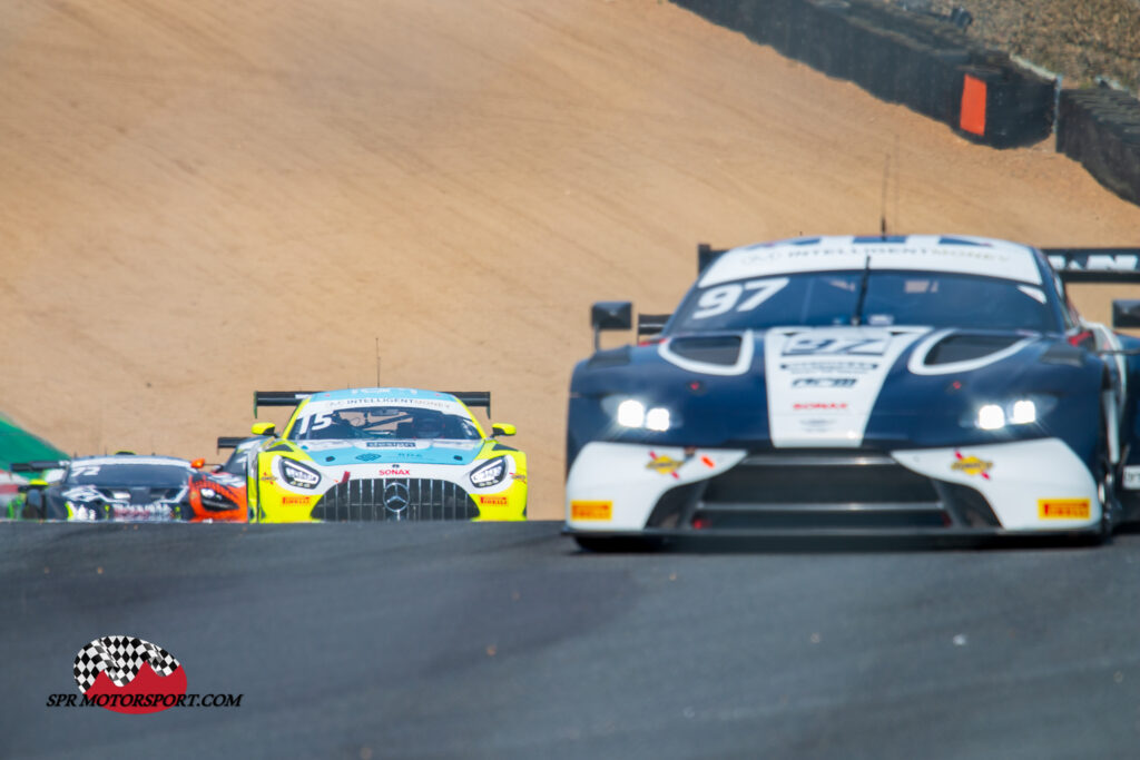 Beechdean Motorsport Ltd, Aston Martin Vantage AMR GT3 (97) / RAM Racing, Mercedes-AMG GT3 Evo (15).