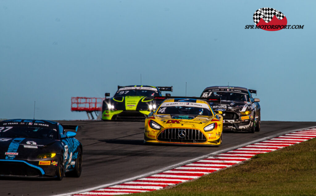 2 Seas Motorsport, Mercedes-AMG GT3 (4) / Academy Motorsport, Ford Mustang GT4 (61) / Beechdean AMR, Aston Martin Vantage AMR GT3 (97).