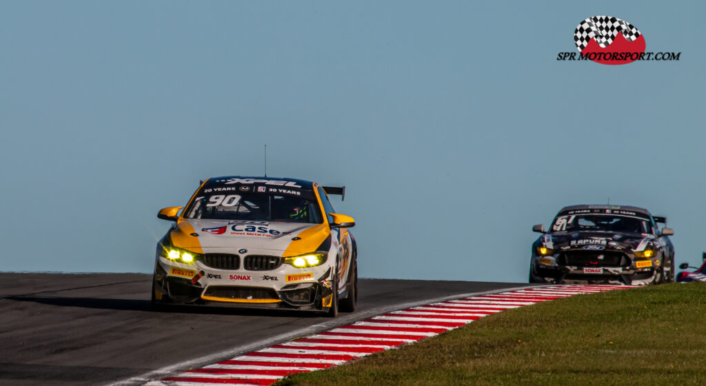 Century Motorsport, BMW M4 GT4 (90) / Academy Motorsport, Ford Mustang GT4 (61).