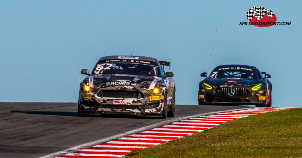 Academy Motorsport, Ford Mustang GT4 (62) / Motus One Racing, Mercedes-AMG GT4 (7).