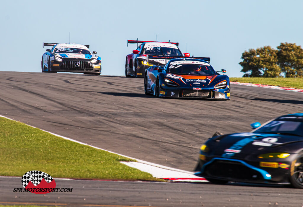 Orange Racing Powered by JMH/Simon Orange, McLaren 720S GT3 (67) / Century Motorsport, BMW M4 GT3 (91) / 2 Seas Motorsport, Mercedes-AMG GT3 (20).