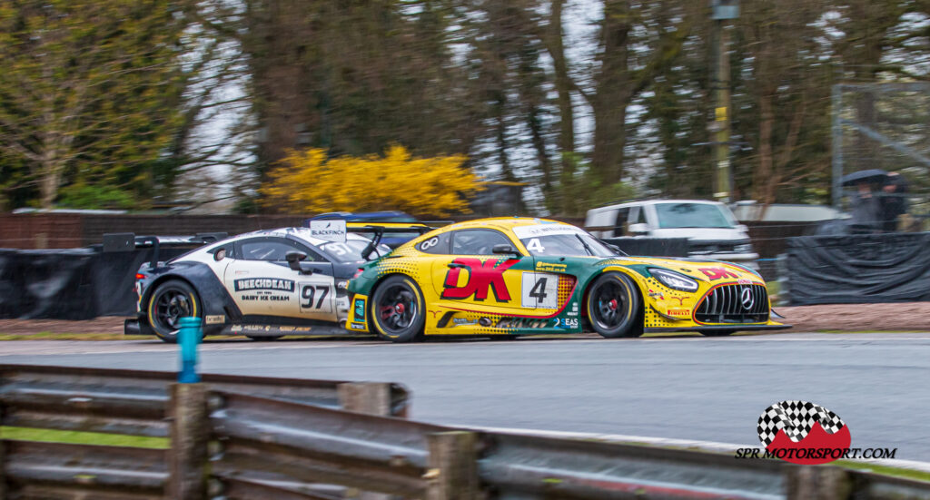 2 Seas Motorsport, Mercedes-AMG GT3 (4) / Beechdean Motorsport, Aston Martin Vantage AMR GT3 (97).