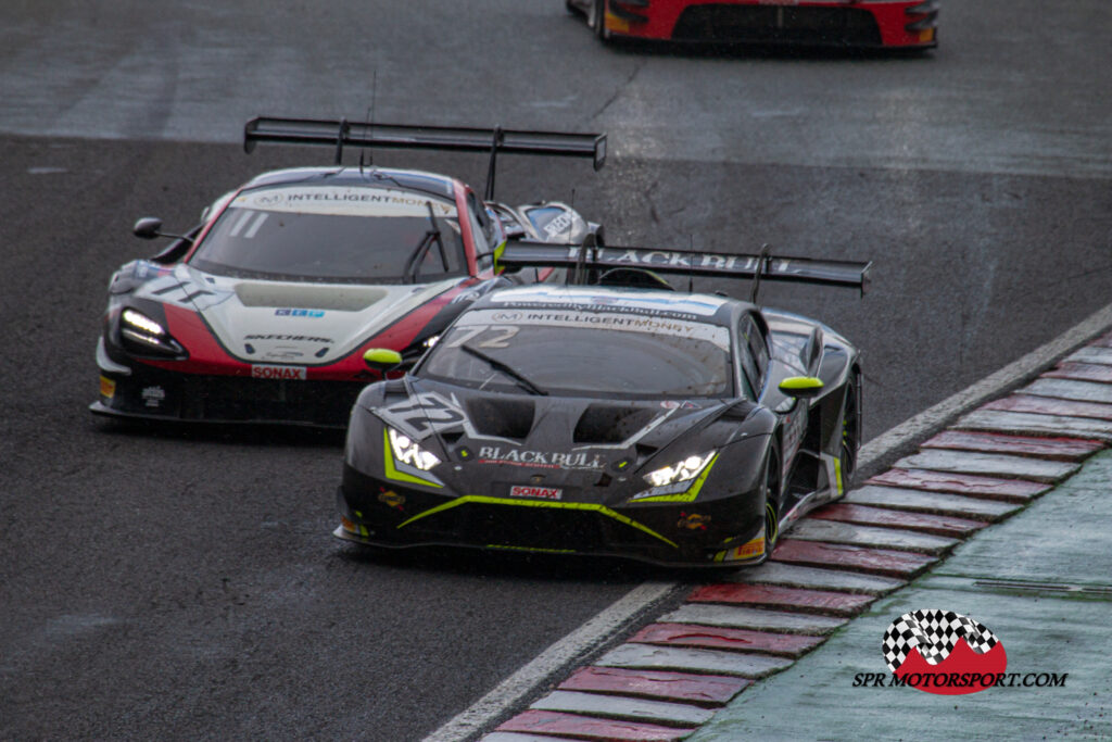 Barwell Motorsport, Lamborghini Huracán GT3 Evo (72) / Paddock Motorsport, McLaren 720S GT3 (11).