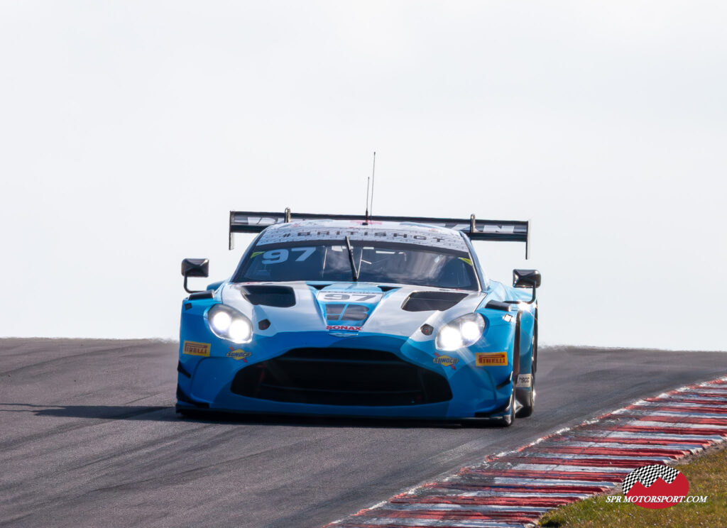 Beechdean Motorsport Ltd, Aston Martin Vantage AMR GT3 Evo.