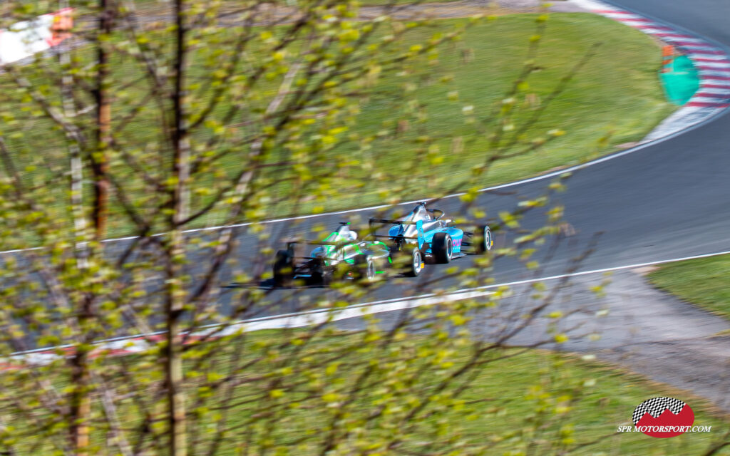 Rossverde Scorpio Racing. Neirin Evans (64) / KMR Sport. Lily-May Watkins (15).